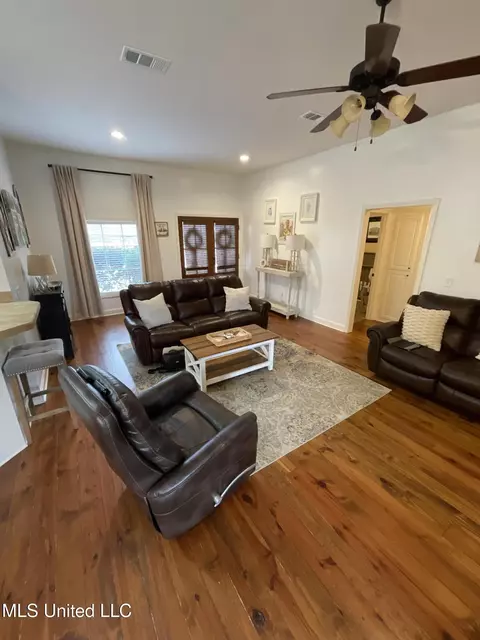 Living - 135 Palin Dr, Madison, MS 39110 photo 2 of 3
