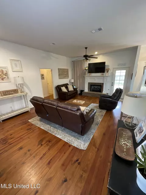 Living - 135 Palin Dr, Madison, MS 39110 photo 3 of 3
