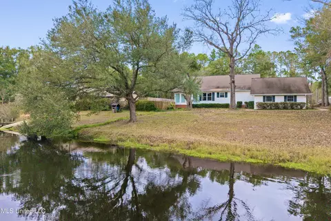 1921 Kingslea Dr, Gautier, MS 39553