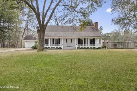 1921 Kingslea Dr, Gautier, MS 39553