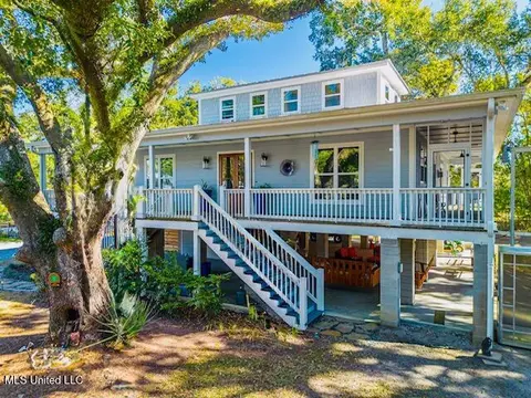138 Saint Charles St, Bay Saint Louis, MS 39520