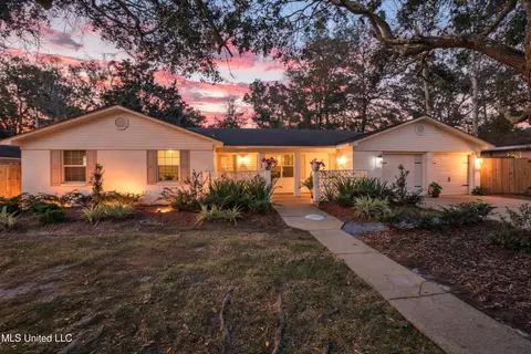 1210 Lancelot Ln, Ocean Springs, MS 39564