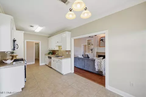 Entry Way - 215 Tucker Dr, Brandon, MS 39042 photo 4 of 4
