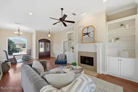Living - 215 Tucker Dr, Brandon, MS 39042 photo 2 of 2