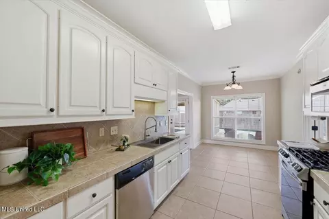 Entry Way - 215 Tucker Dr, Brandon, MS 39042 photo 2 of 4