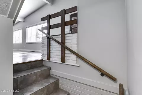 Entry Way - 4007 Berkley Dr, Jackson, MS 39211 photo 3 of 7