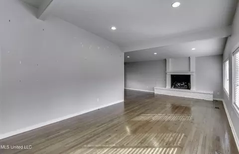 Living - 4007 Berkley Dr, Jackson, MS 39211 photo 2 of 5