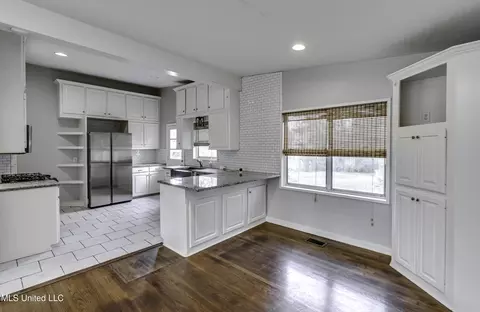 Kitchen - 4007 Berkley Dr, Jackson, MS 39211 photo 1 of 8