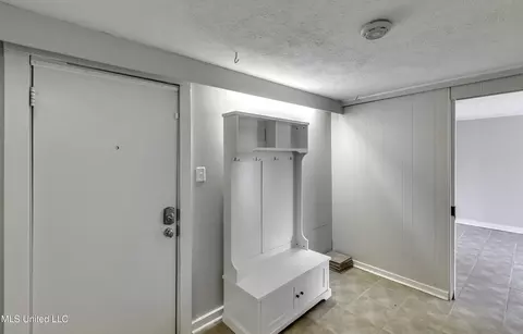 Entry Way - 4007 Berkley Dr, Jackson, MS 39211 photo 5 of 7
