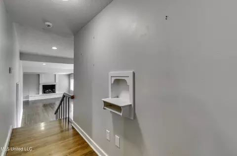 Entry Way - 4007 Berkley Dr, Jackson, MS 39211 photo 2 of 7