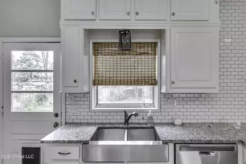 Kitchen - 4007 Berkley Dr, Jackson, MS 39211 photo 5 of 8