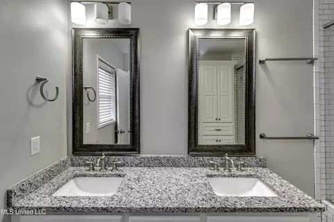 Bath - 4007 Berkley Dr, Jackson, MS 39211 photo 1 of 6