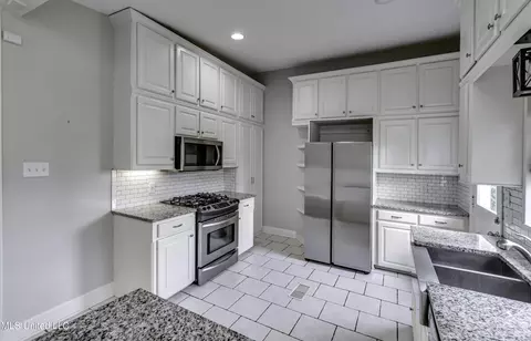 Kitchen - 4007 Berkley Dr, Jackson, MS 39211 photo 3 of 8