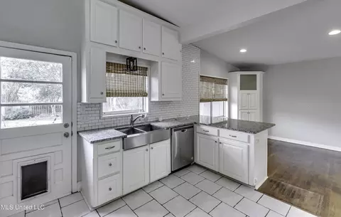 Kitchen - 4007 Berkley Dr, Jackson, MS 39211 photo 7 of 8
