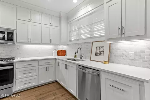 Kitchen - 317 Hamilton Ct, Brandon, MS 39047 photo 2 of 8