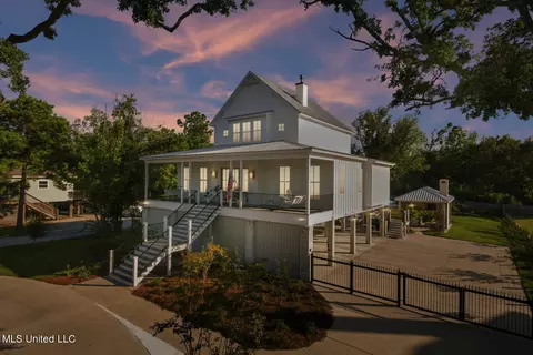 209 Nicholson Ave, Waveland, MS 39576
