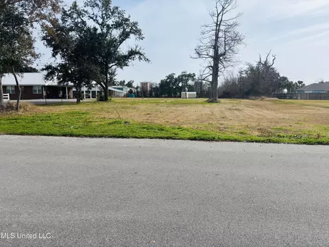 218 E Railroad St, Pass Christian, MS 39571