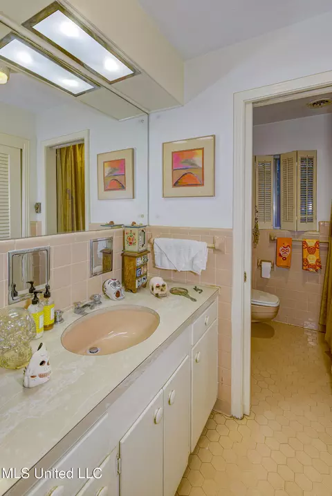 Bath - 1735 Hillview Dr, Jackson, MS 39211 photo 4 of 7