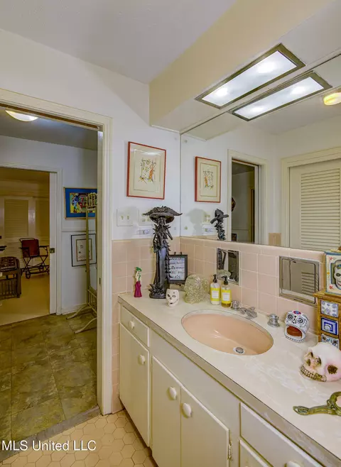 Bath - 1735 Hillview Dr, Jackson, MS 39211 photo 5 of 7