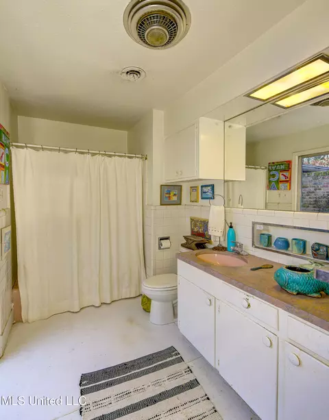 Bath - 1735 Hillview Dr, Jackson, MS 39211 photo 2 of 7