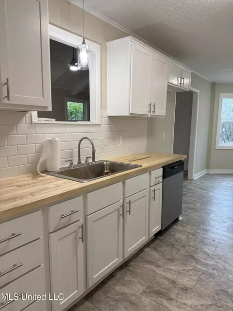 Kitchen - 320 Eagle Cv, Pearl, MS 39208 photo 2 of 6