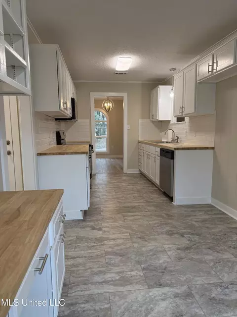 Kitchen - 320 Eagle Cv, Pearl, MS 39208 photo 5 of 6
