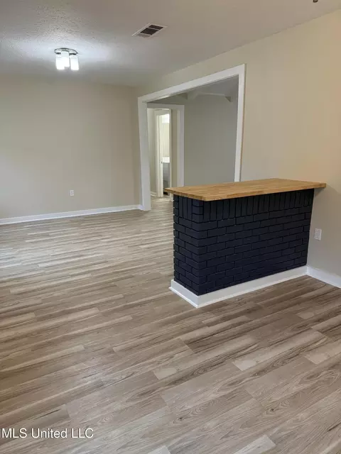 Living - 320 Eagle Cv, Pearl, MS 39208 photo 8 of 8