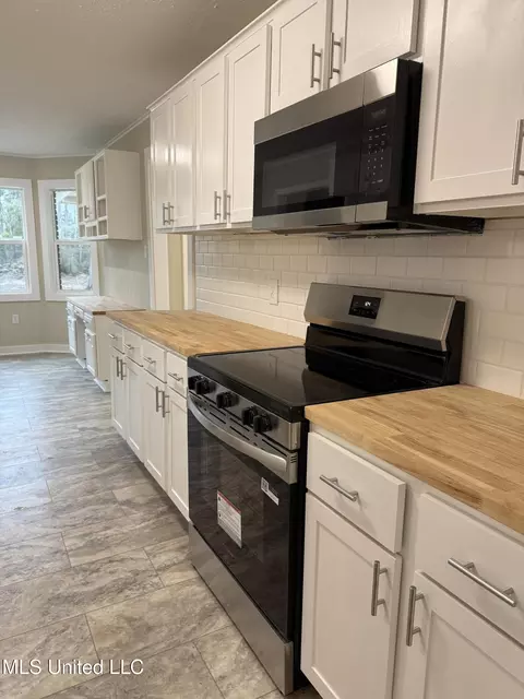Kitchen - 320 Eagle Cv, Pearl, MS 39208 photo 3 of 6