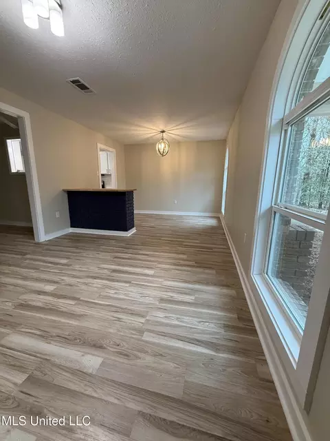 Living - 320 Eagle Cv, Pearl, MS 39208 photo 5 of 8