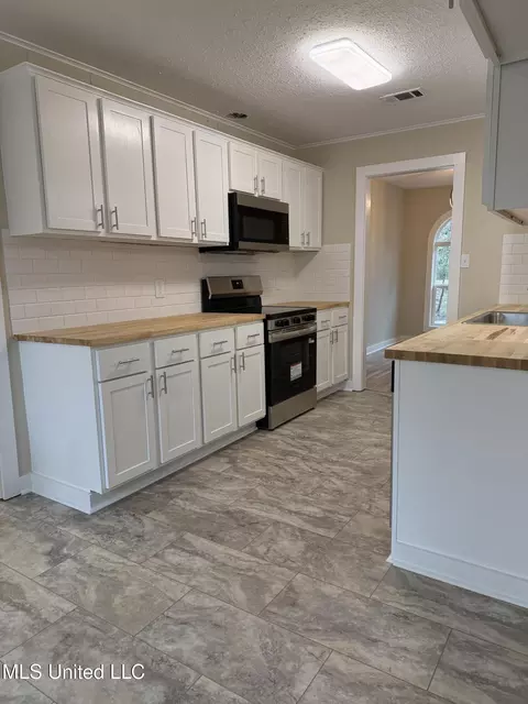 Kitchen - 320 Eagle Cv, Pearl, MS 39208 photo 6 of 6
