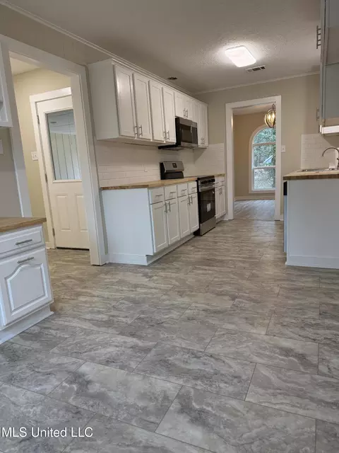 Kitchen - 320 Eagle Cv, Pearl, MS 39208 photo 4 of 6