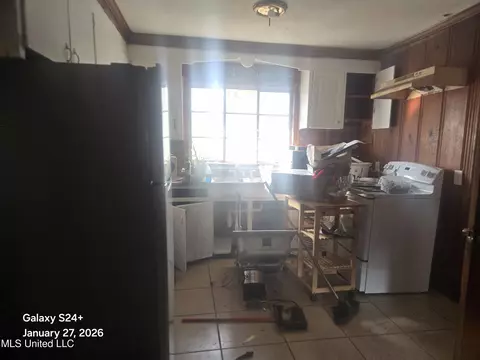 Kitchen - 2555 Belvedere Dr, Jackson, MS 39204 photo 1 of 1