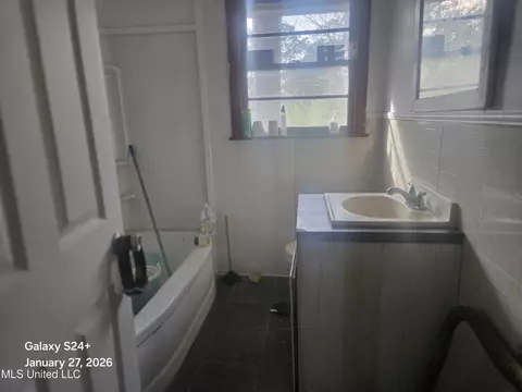Bath - 2555 Belvedere Dr, Jackson, MS 39204 photo 1 of 1