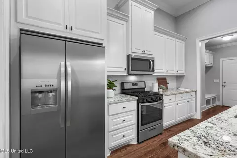 Kitchen - 522 Carpenter Cv, Madison, MS 39110 photo 4 of 6