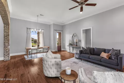 Living - 522 Carpenter Cv, Madison, MS 39110 photo 2 of 3