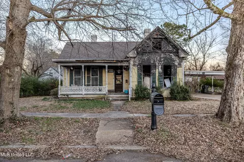 165 S Randolph St, Holly Springs, MS 38635