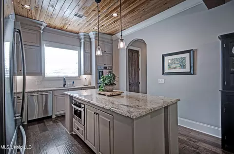 Kitchen - 307 Natchez Ct, Flowood, MS 39232 photo 2 of 5