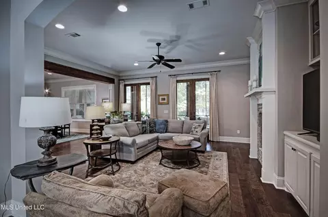 Living - 307 Natchez Ct, Flowood, MS 39232 photo 1 of 3