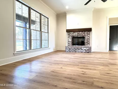 Living - 8 Redmont Dr, Sumrall, MS 39482 photo 2 of 3