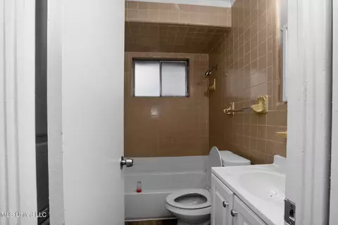 Bath - 227 Queen Anne Ln, Jackson, MS 39209 photo 2 of 2