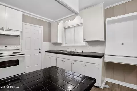 Kitchen - 227 Queen Anne Ln, Jackson, MS 39209 photo 2 of 4