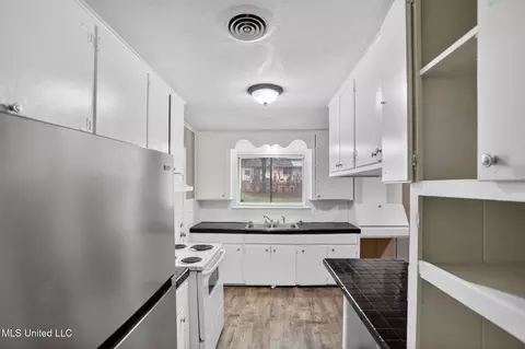 Kitchen - 227 Queen Anne Ln, Jackson, MS 39209 photo 4 of 4