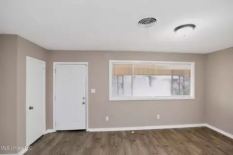 Living - 227 Queen Anne Ln, Jackson, MS 39209 photo 1 of 5