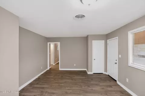 Living - 227 Queen Anne Ln, Jackson, MS 39209 photo 2 of 5