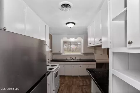 Kitchen - 227 Queen Anne Ln, Jackson, MS 39209 photo 1 of 4