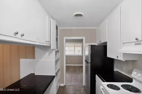 Kitchen - 227 Queen Anne Ln, Jackson, MS 39209 photo 3 of 4