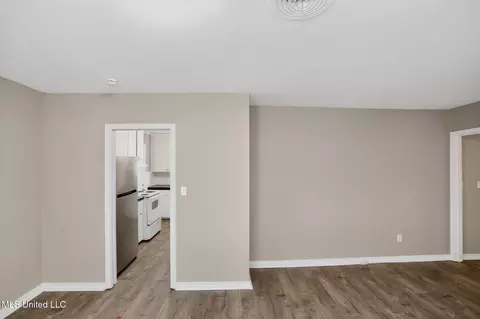 Living - 227 Queen Anne Ln, Jackson, MS 39209 photo 4 of 5