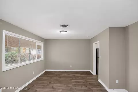 Living - 227 Queen Anne Ln, Jackson, MS 39209 photo 5 of 5