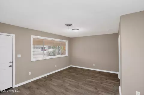Living - 227 Queen Anne Ln, Jackson, MS 39209 photo 3 of 5