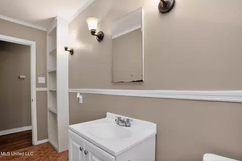 Bath - 945 Valencia St, Jackson, MS 39204 photo 3 of 5